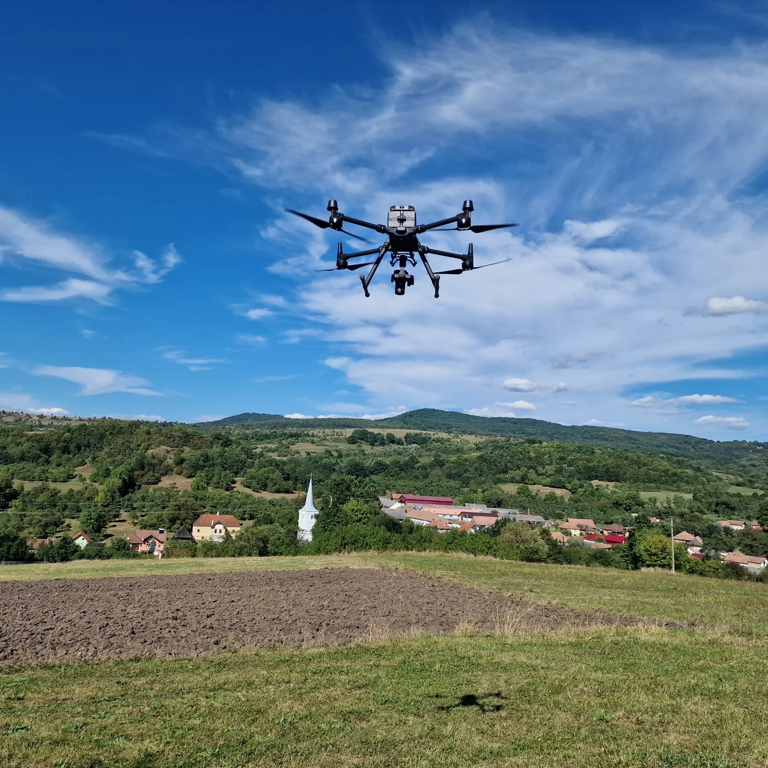 Felmérő drón repülés közben egy vidéki terület fölött