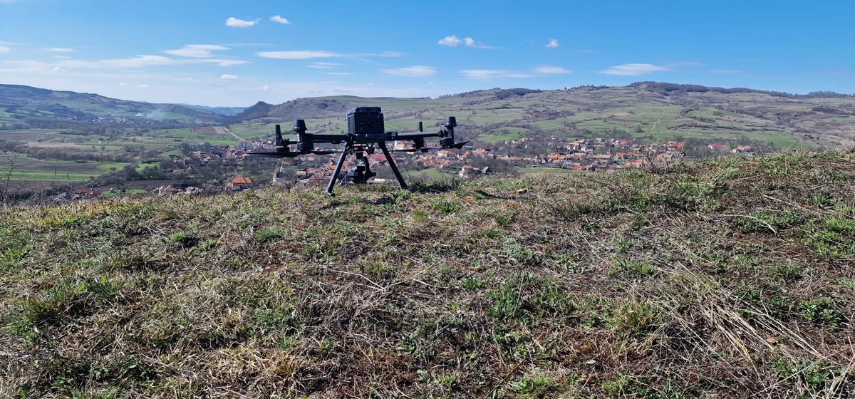 Dronă CONUS pe teren, la locul unei lucrări de măsurători