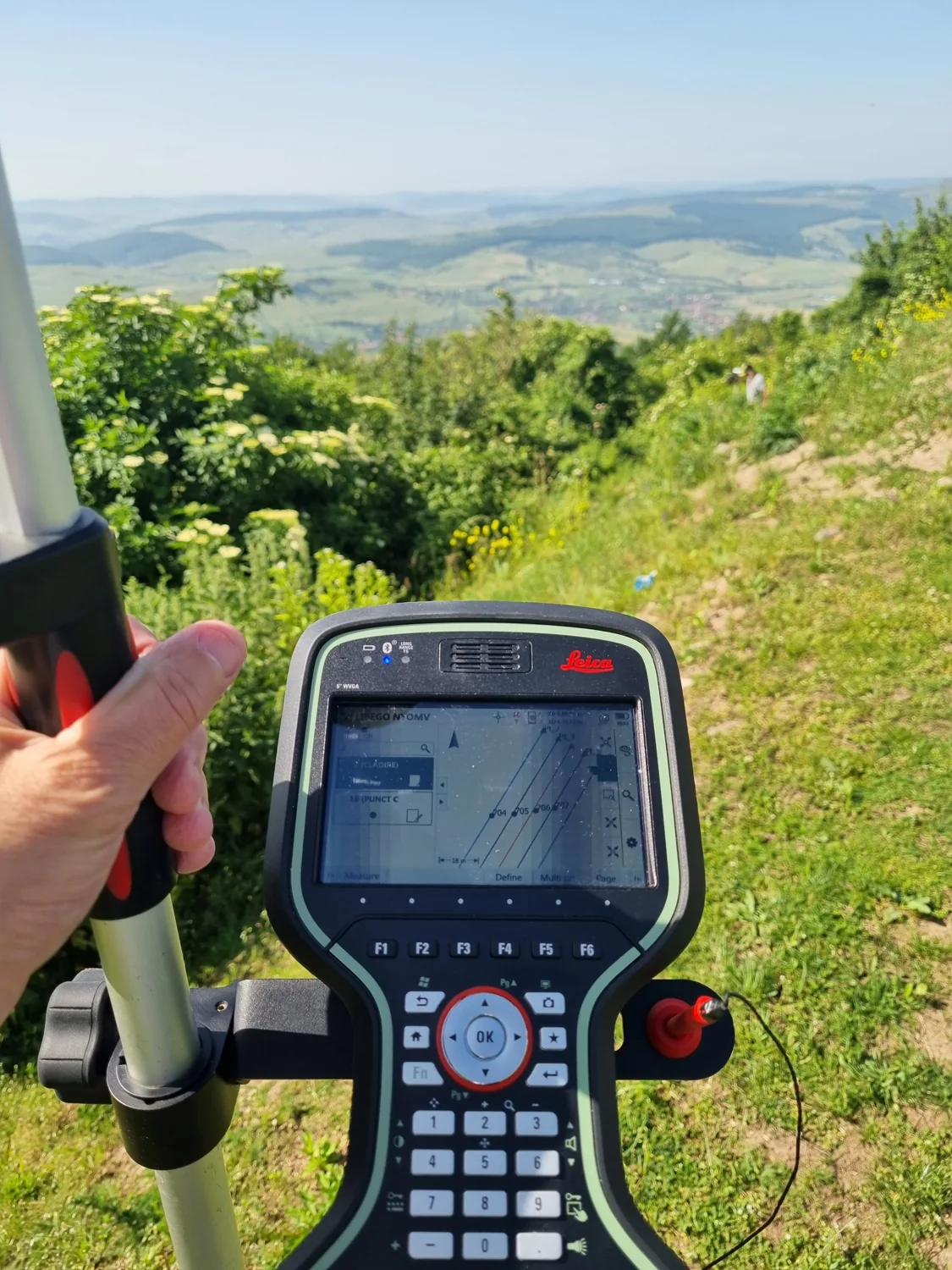 GNSS vezérlőegység terepi mérés közben
